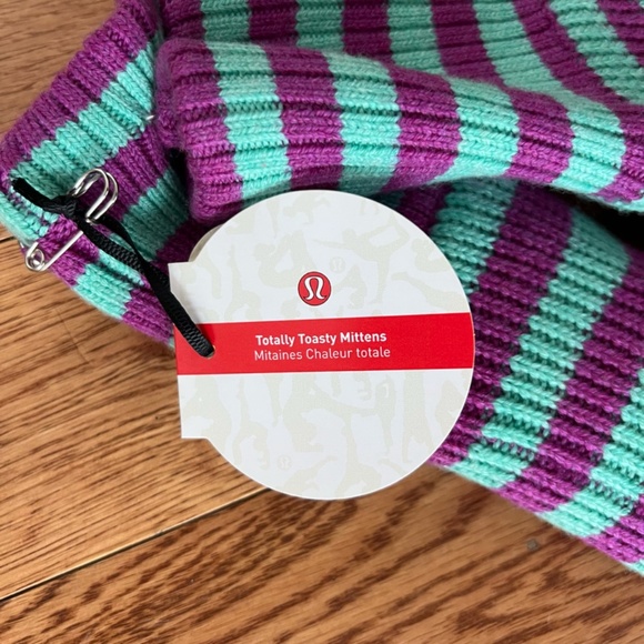 Lululemon totally toasty mittens NWT - Picture 2 of 7